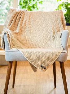 manta de lana de cachemira sobre una silla